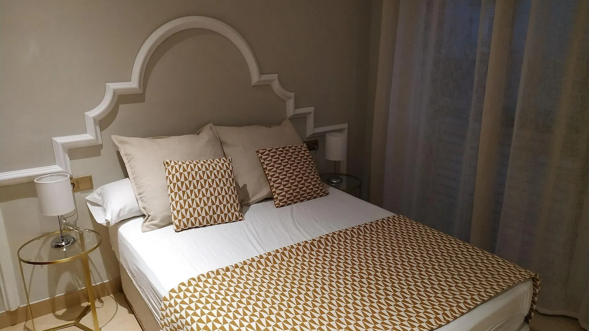 Oficentro Suites Apartaments Malaga Spain