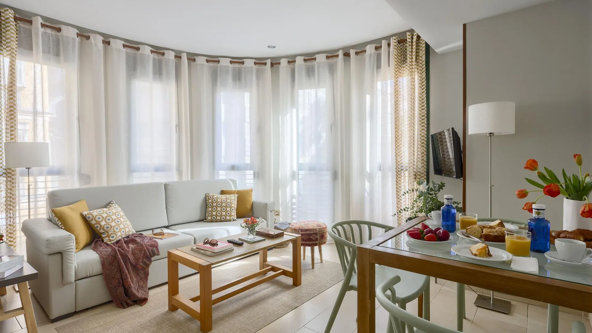 Oficentro Suites Apartaments Malaga Spain